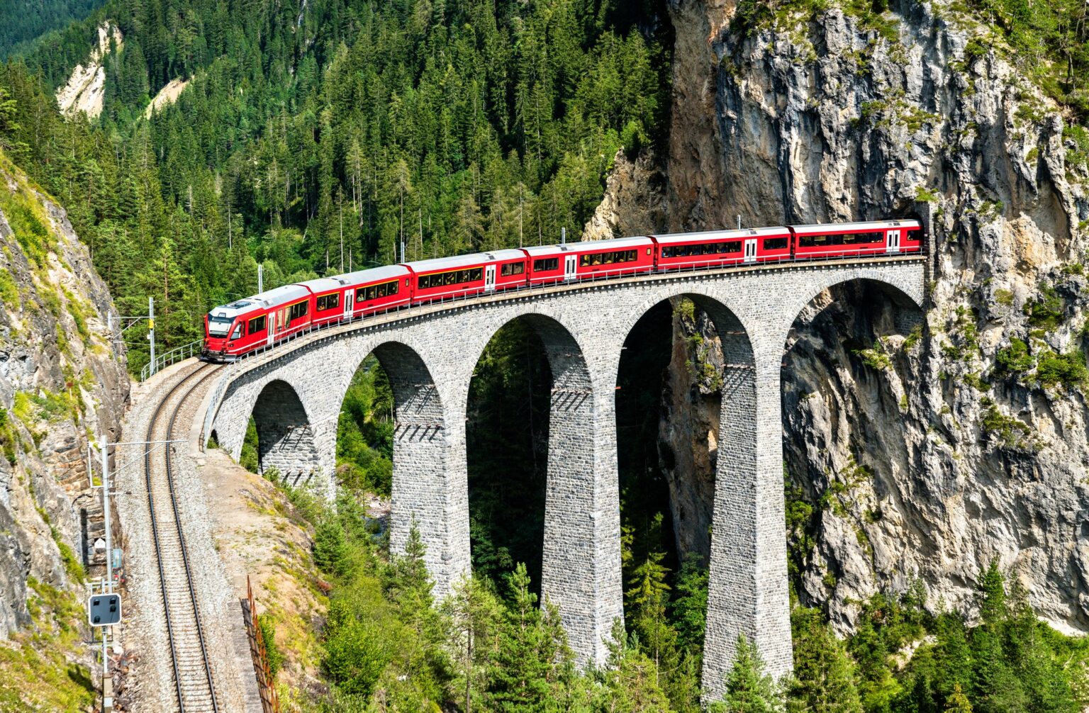 Wycieczka objazdowa Szwajcaria – panoramiczny czerwony pociąg Bernina Express w Alpach